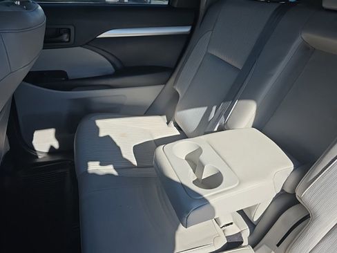 Used 2019 Toyota Highlander Plus image 16