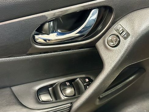 Used 2017 Nissan Rogue S image 18