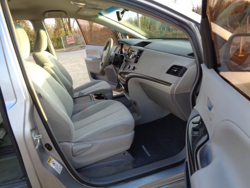 Used 2012 Toyota Sienna LE image 16
