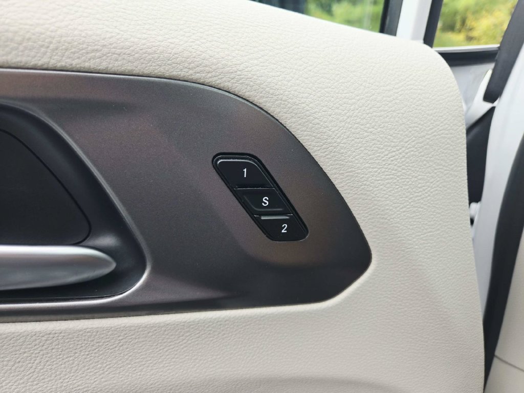 Certified 2024 Chrysler Pacifica Touring-L FWD image 36