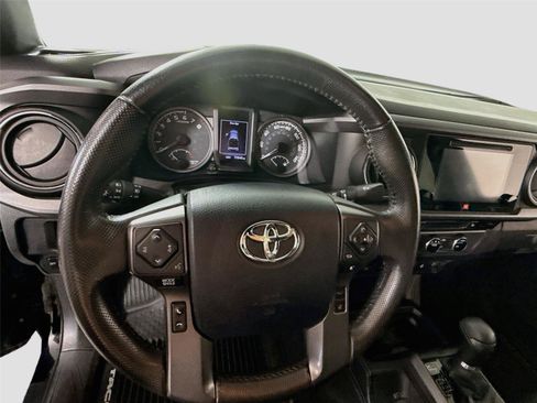 Used 2018 Toyota Tacoma TRD Off-Road AWD/4WD image 5