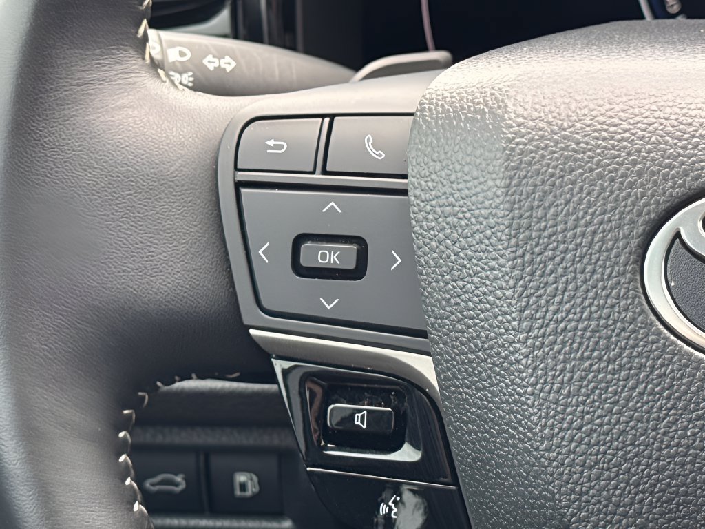 Used 2025 Toyota Camry SE FWD image 15