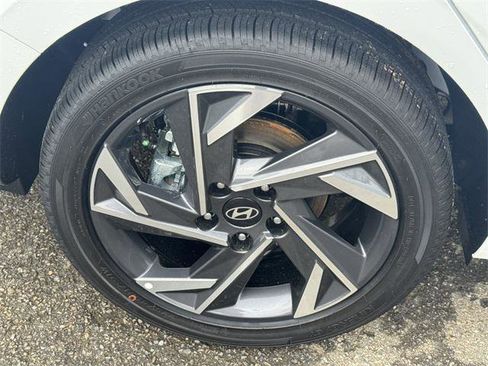 New 2025 Hyundai Elantra Limited image 16