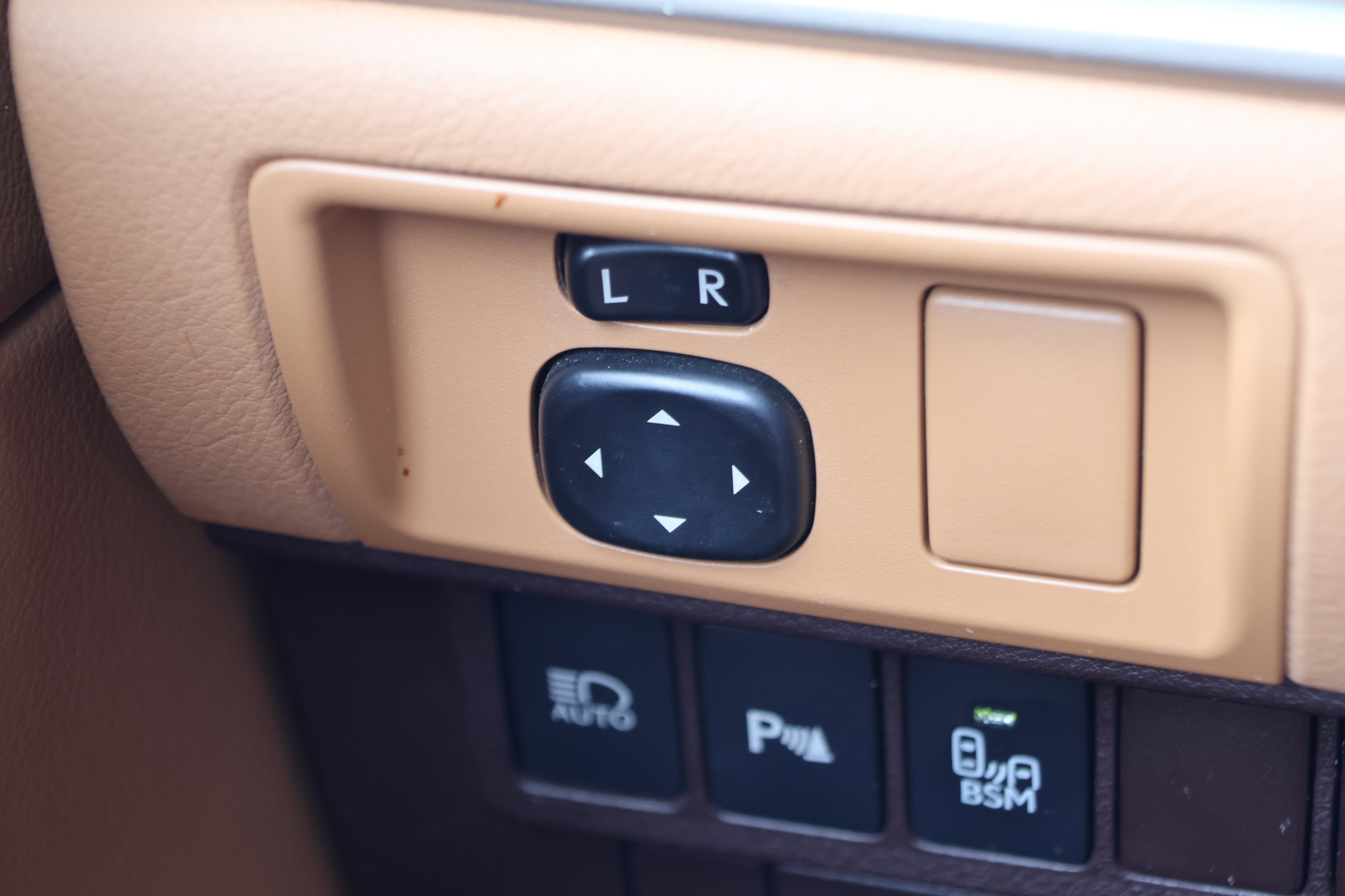 Used 2016 Lexus ES 300h w/ Luxury Package w/Wood Trim FWD image 15