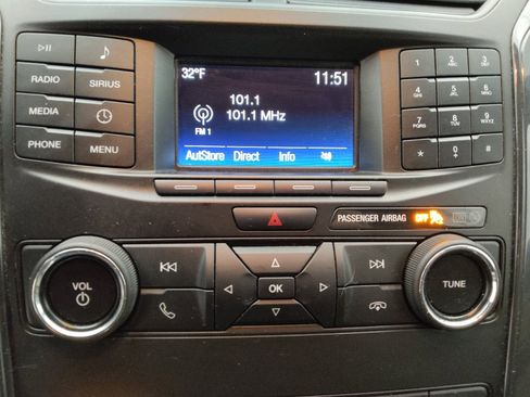 Used 2018 Ford Explorer XLT image 25