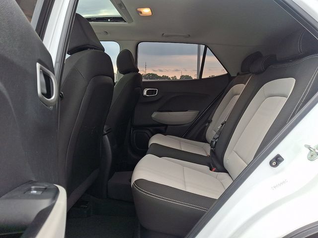 Used 2023 Hyundai Venue SEL FWD image 13