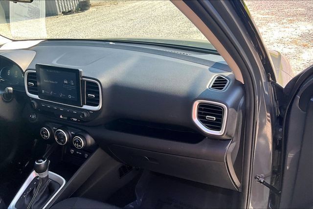 Used 2025 Hyundai Venue SEL FWD image 13