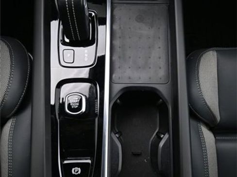 Used 2022 Volvo XC60 B6 R-Design w/ Advanced Package image 11