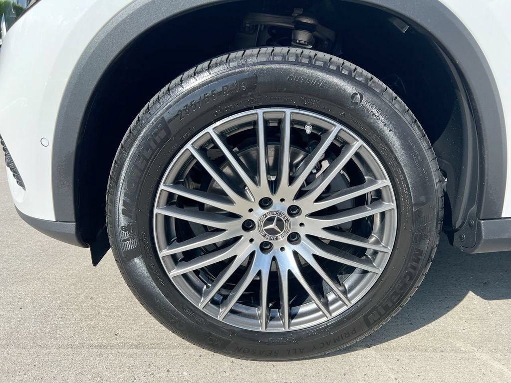 Used 2025 Mercedes-Benz GLC 300 image 9