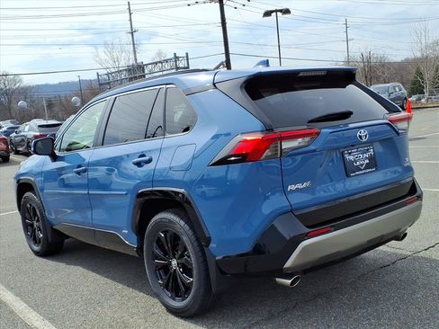 Used 2022 Toyota RAV4 SE w/ Convenience Package image 4