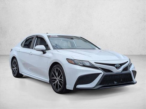 Used 2024 Toyota Camry SE w/ Convenience Package image 3