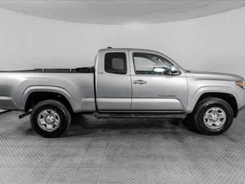 Used 2017 Toyota Tacoma SR5 RWD image 9