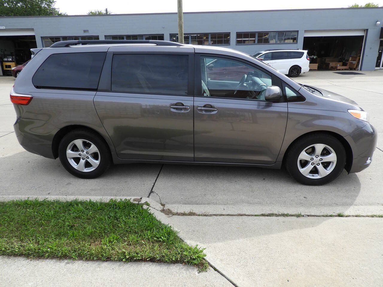 Used 2017 Toyota Sienna LE FWD image 9