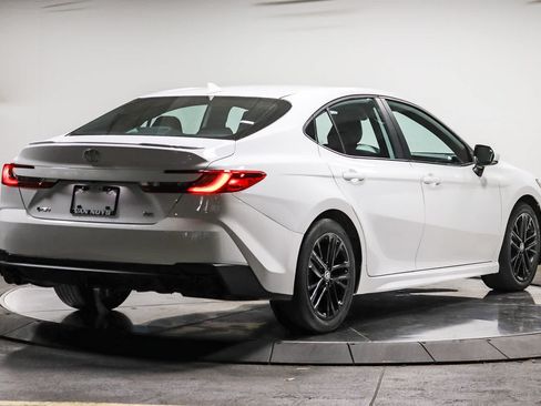 Used 2025 Toyota Camry SE w/ Convenience Package FWD image 4