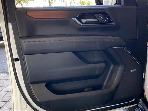 Used 2025 GMC Yukon XL Denali RWD image 2