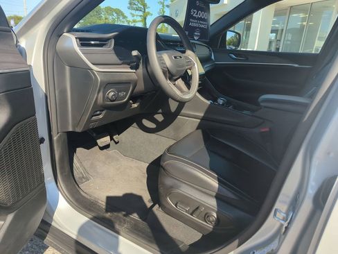 Used 2024 Jeep Grand Cherokee Limited w/ Black Appearance Package AWD/4WD image 10