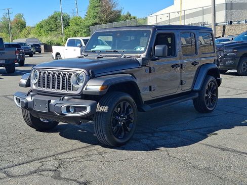 Used 2025 Jeep Wrangler Unlimited Sahara w/ Safety Group AWD/4WD image 3