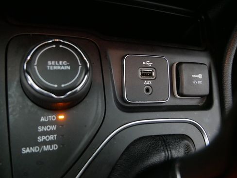 Used 2019 Jeep Cherokee Latitude Plus image 30