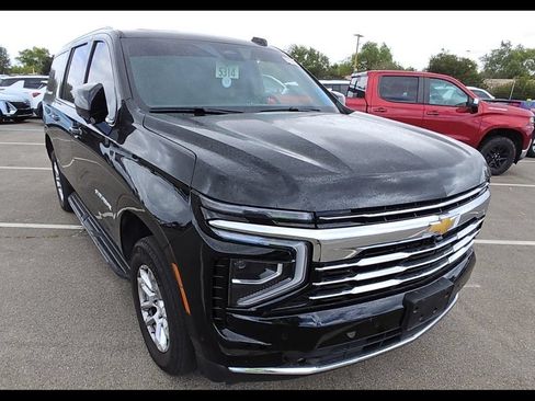 Used 2025 Chevrolet Suburban LT w/ Comfort Package RWD image 2