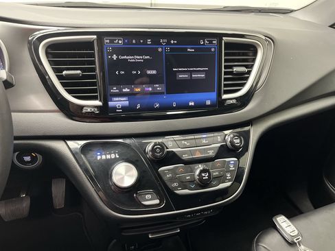 Used 2025 Chrysler Pacifica Select FWD image 17
