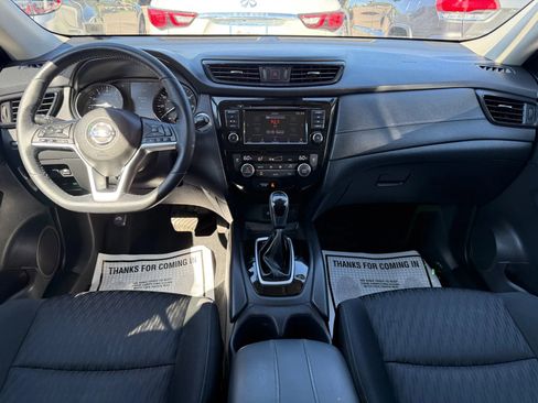 Used 2019 Nissan Rogue SV image 2