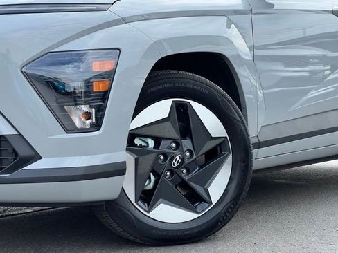 Used 2024 Hyundai Kona SEL image 2