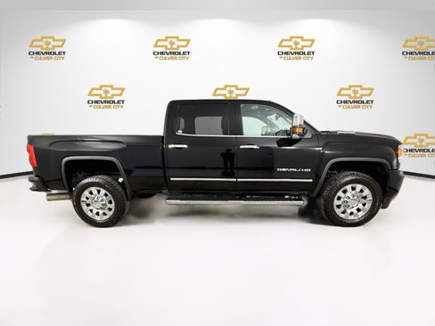 Used 2018 GMC Sierra 2500 Denali w/ Duramax Plus Package AWD/4WD image 9