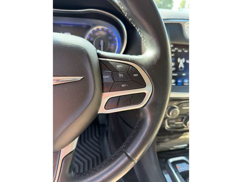 Used 2018 Chrysler 300 Touring L RWD image 15