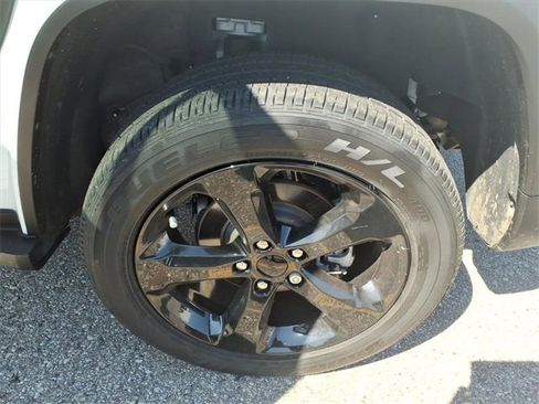 Used 2023 Jeep Grand Cherokee Altitude image 15