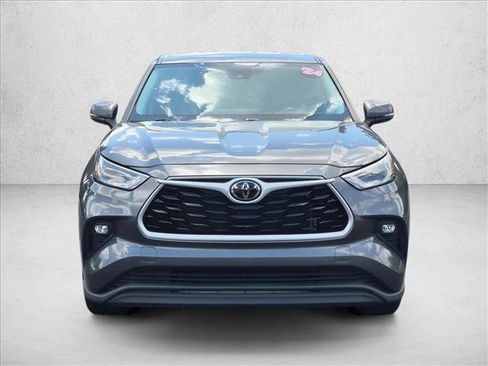 Used 2024 Toyota Highlander LE FWD image 2