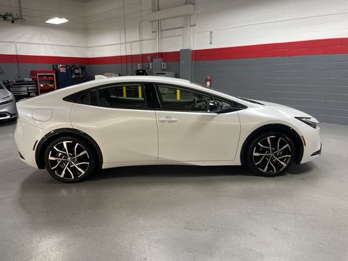 Used 2025 Toyota Prius Plug-In Hybrid FWD image 11