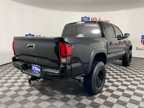 Used 2021 Toyota Tacoma TRD Off-Road w/ TRD Premium Off Road Package AWD/4WD image 3