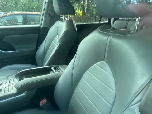 Used 2020 Toyota Highlander XLE AWD/4WD image 7