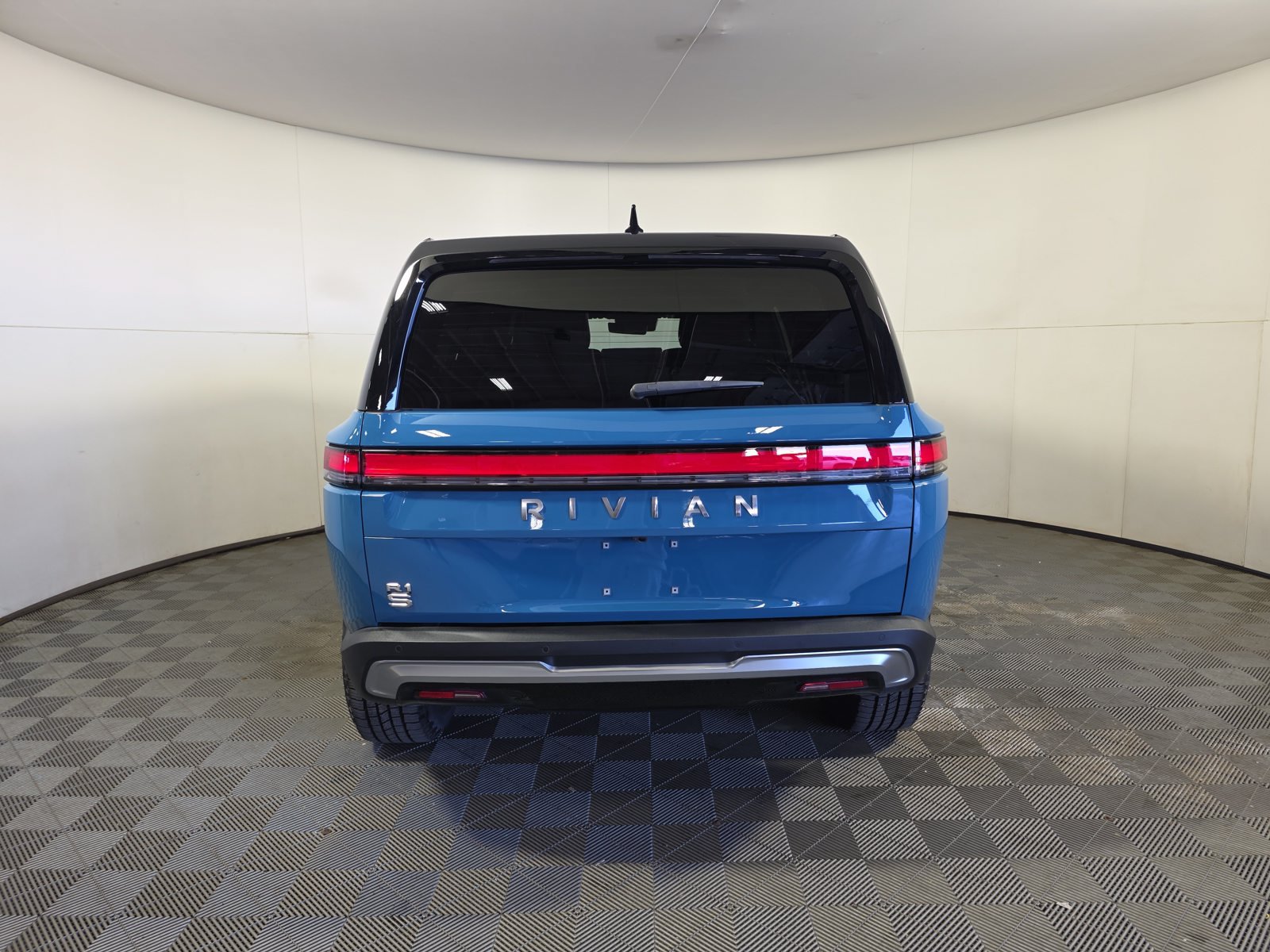 Used 2025 Rivian R1S Adventure Dual AWD/4WD image 4