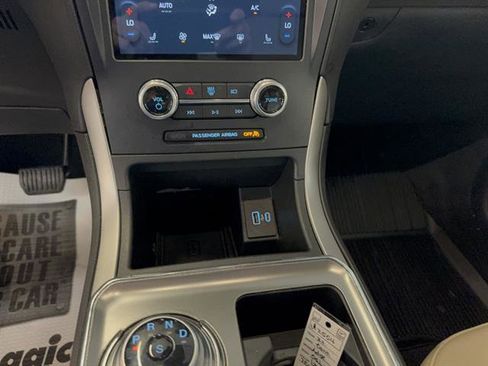 Certified 2022 Ford Edge SEL w/ Convenience Package AWD/4WD image 9