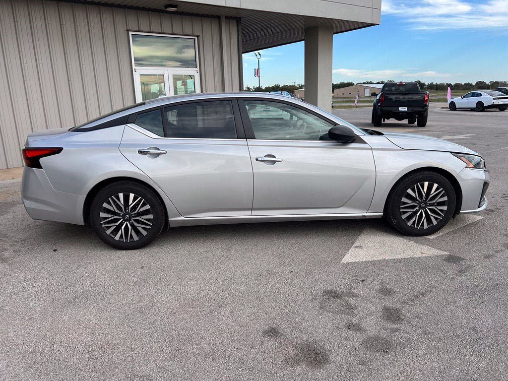 Used 2024 Nissan Altima 2.5 SV FWD image 8