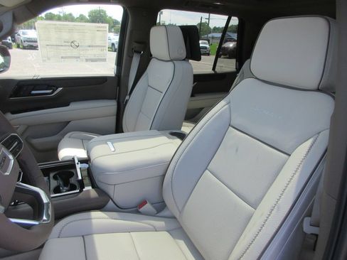 New 2026 GMC Yukon Denali w/ Denali Reserve Package AWD/4WD image 11