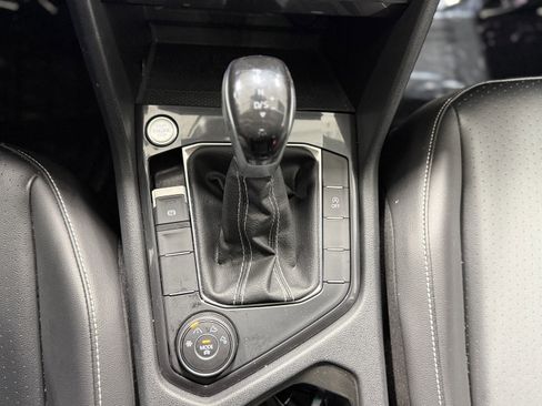 Used 2022 Volkswagen Tiguan SE w/ Panoramic Sunroof Package image 23