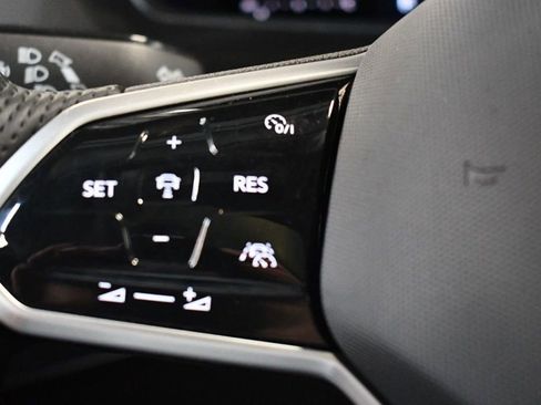 Used 2022 Volkswagen Tiguan SE R-Line image 39