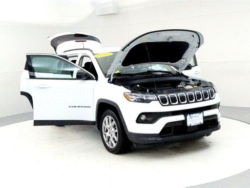 Used 2022 Jeep Compass Latitude image 9