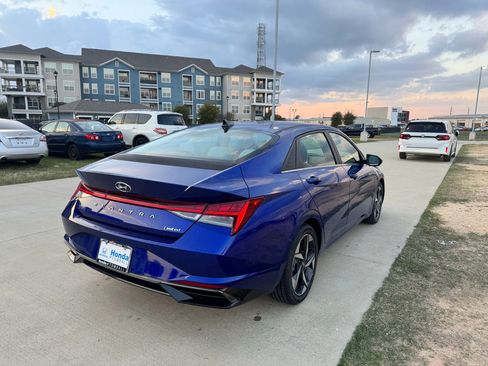 Used 2021 Hyundai Elantra Limited image 8