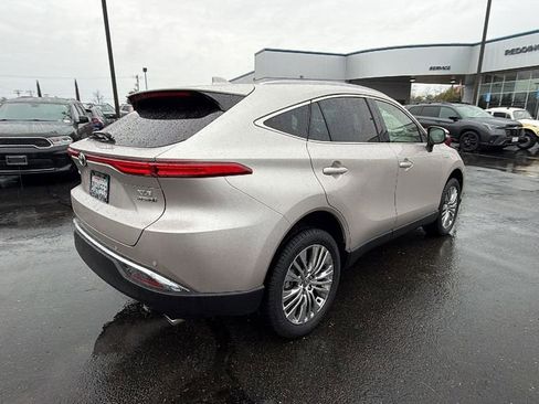 Used 2021 Toyota Venza XLE w/ Carpet Mat Package (TMS) image 4