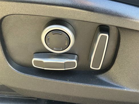 Used 2023 Land Rover Defender 130 X-Dynamic SE image 30