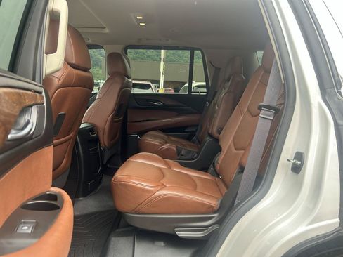 Used 2016 Cadillac Escalade Luxury AWD/4WD image 29