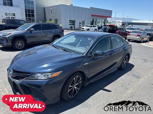 Used 2020 Toyota Camry SE w/ Sunroof Package FWD image 2