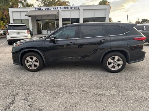 Used 2022 Toyota Highlander LE FWD image 1