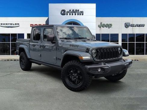 Used 2025 Jeep Gladiator Sport AWD/4WD image 2