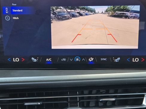 Used 2025 Chevrolet Traverse LT FWD image 7