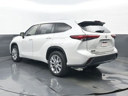 Used 2023 Toyota Highlander Limited image 3