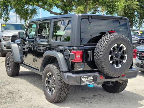 Used 2025 Jeep Wrangler Unlimited Rubicon 4xe w/ Convenience Group AWD/4WD image 3